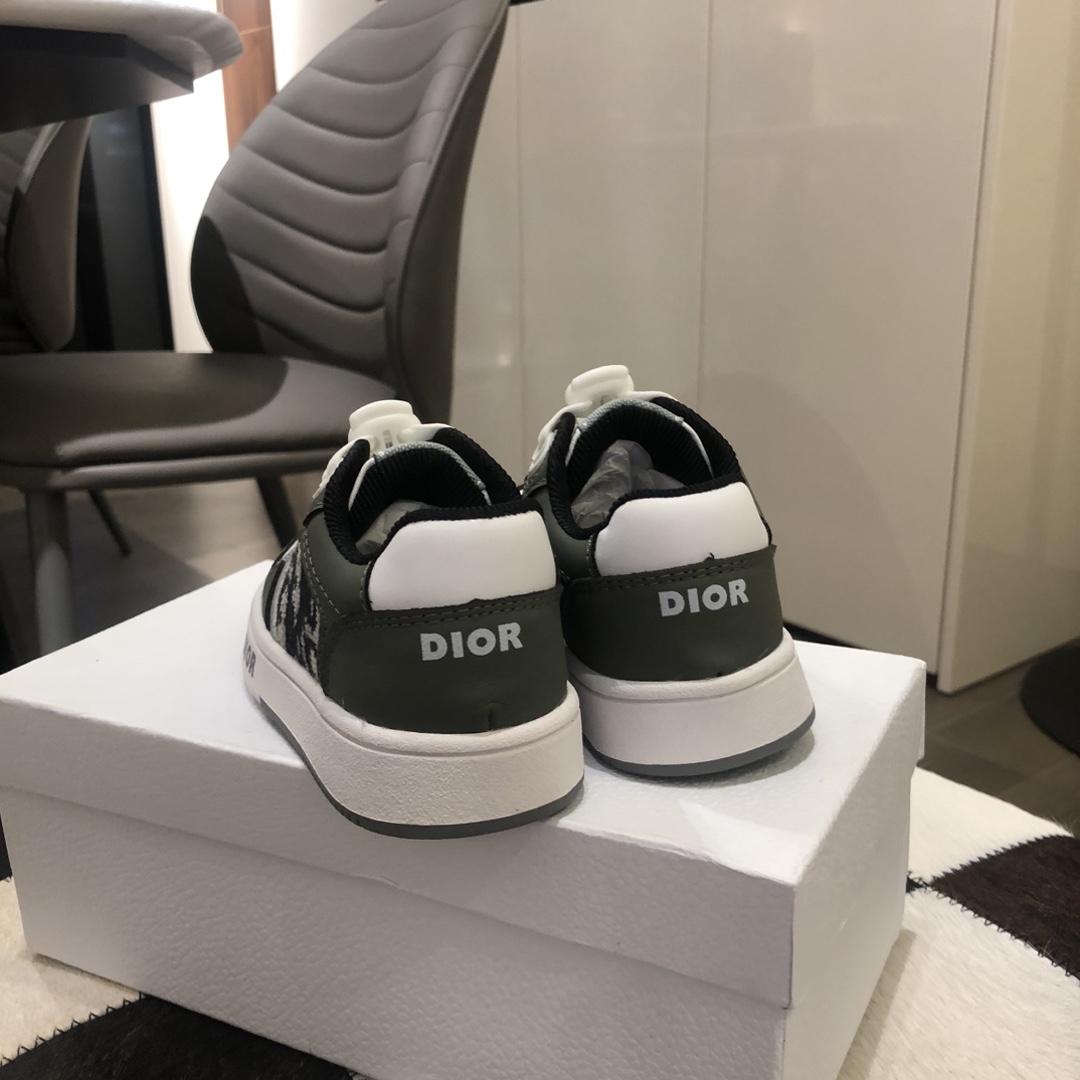 Children's shoes child
